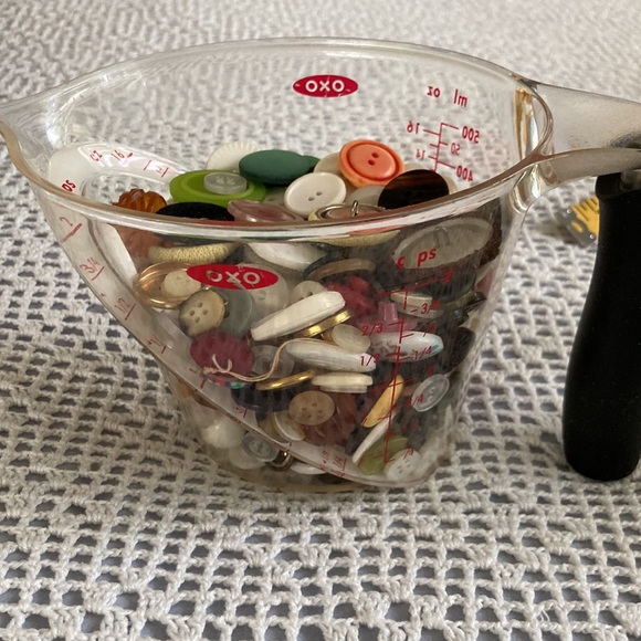 Hand Painted Vintage Canister With 2 cups of vintage buttons inside - Picture 9 of 10